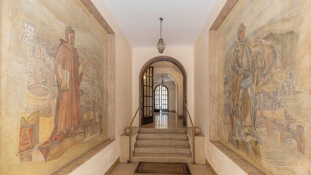 A grand hallway with marble flooring, a central staircase, and large frescoes on the walls depicting historical scenes. - VeronaLodge Bilo
Hospitality and Comfort in the Heart of Verona (Verona)
