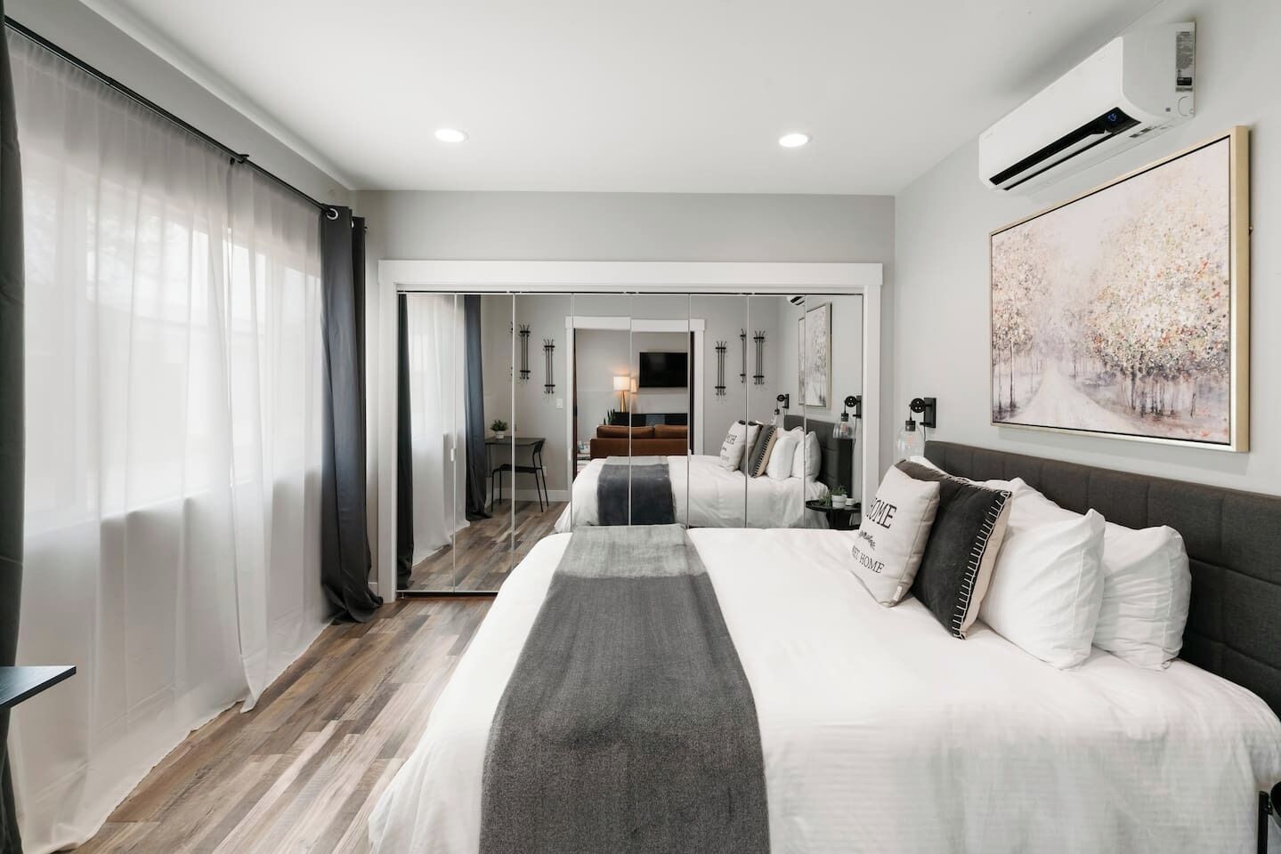 Tabla de planchar con plancha, cuna de viaje, wifi y ropa de cama 