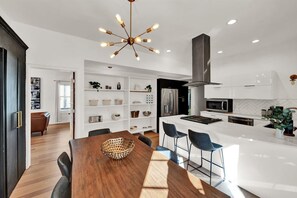 Fridge, microwave, oven, stovetop - Timeless & Timber | 5B/5b, Fire Pit, Yard * Dogs * (Salt Lake City)