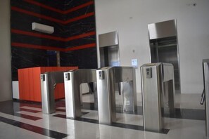 المنشأة من الداخل