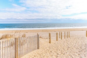 Beach - Upscale Coastal Townhome with Resort Style Pool (Ocean City)
