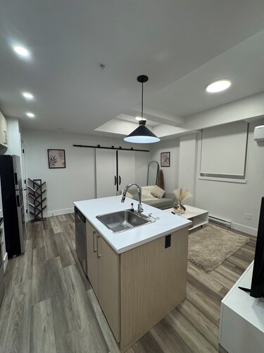 Modern 2-bedroom Uptown, minutes from the Cities Hospots