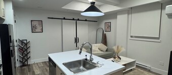 Modern 2-bedroom Uptown, minutes from the Cities Hospots