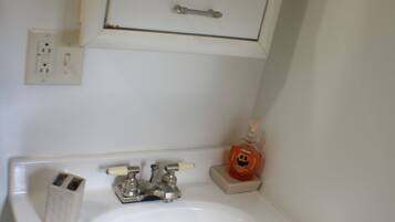 Regadera, secadora de cabello, jabón, papel de baño