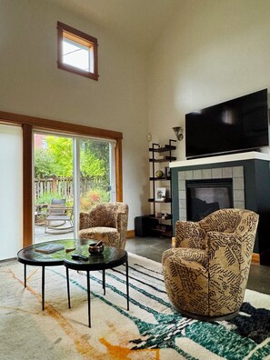 Living area - Entire home in Seattle, Washington - 4 guests - 1 bedroom - 2 beds - 1.5 baths (Seattle)