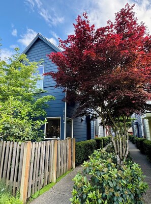 Exterior - Entire home in Seattle, Washington - 4 guests - 1 bedroom - 2 beds - 1.5 baths (Seattle)