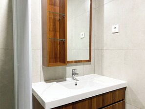 Standard Studio | Bathroom | Shower, free toiletries, towels - Modern Look Studio Pollux Chadstone Apartment (Cikarang)