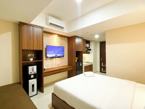 Standard Studio | Bed sheets - Modern Look Studio Pollux Chadstone Apartment (Cikarang)
