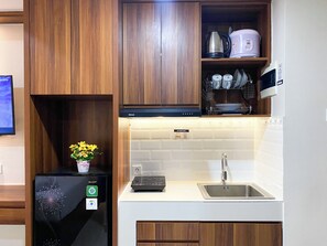 Standard Studio | Private kitchen - Modern Look Studio Pollux Chadstone Apartment (Cikarang)