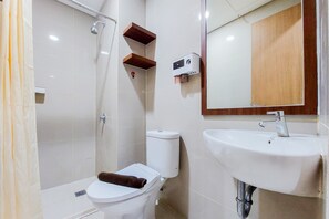 Ein Badezimmer mit Toilette, Dusche und Waschbecken.