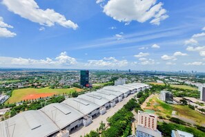 Ein großes Sportstadion mit mehreren Sitzreihen und einem grünen Rasen.