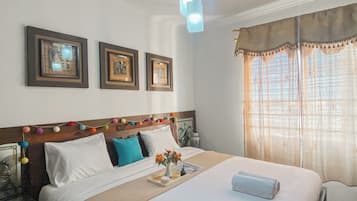 Standard Apartment | Desk