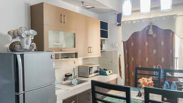 Standard Apartment | Private kitchen | Stovetop, rice cooker