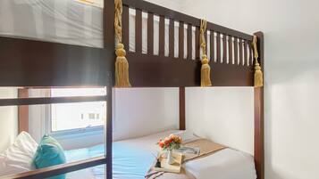 Standard Apartment | Desk