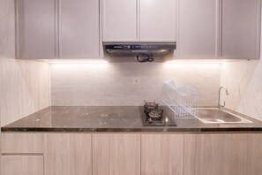 Standard Apartment | Private kitchen - Cozy Living 1Br At Collins Boulevard Apartment (Tangerang)