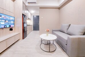 Standard Apartment | Bed sheets - Cozy Living 1Br At Collins Boulevard Apartment (Tangerang)