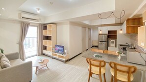 Un apartamento moderno con sala de estar, comedor y cocina.