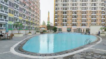 Una piscina al aire libre