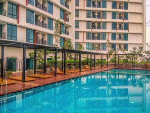 Outdoor pool - Minimalist Studio At Apartment Lrt City Bekasi (Bekasi)