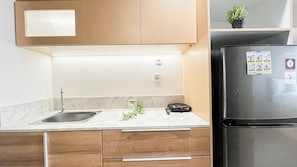 Standard Studio | Private kitchen - Nice Look Studio At Collins Boulevard Apartment (Tangerang)