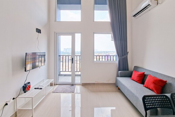 Standard Studio | Bed sheets - Studio Loft Apartment Near Living World Alam Sutera At Kingland Avenue (South Tangerang)