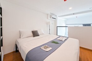 Standard Studio | Bed sheets - Studio Loft Apartment Near Living World Alam Sutera At Kingland Avenue (South Tangerang)