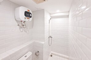 Standard Studio | Bathroom - Studio Loft Apartment Near Living World Alam Sutera At Kingland Avenue (South Tangerang)