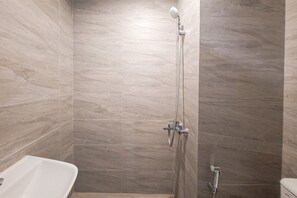 Standard Studio | Bathroom - Minimalist And Homey Studio At Apartment Collins Boulevard (Tangerang)