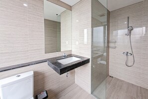 Standard Apartment | Bathroom - Modern And Spacious 3Br At Apartment Hillcrest House (Curug)