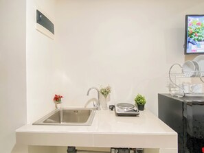 Private kitchen - Neat Studio Apartment At Pollux Chadstone (Cikarang)