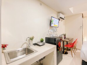 Private kitchen - Neat Studio Apartment At Pollux Chadstone (Cikarang)