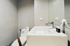 Standard Studio | Bathroom - Modern Look Studio Apartment At Patraland Amarta (Ngaglik)