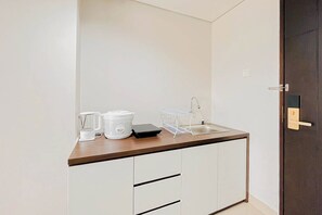 Private kitchen - Modern Look Studio Apartment At Patraland Amarta (Ngaglik)