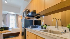 Una cucina funzionale con mobili in legno, un lavello in acciaio inossidabile e un piano cottura integrato.