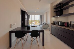 Eine moderne Küche mit Essbereich, großen Fenstern und Blick auf die Stadt.