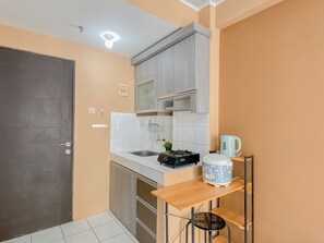 Standard Studio | Private kitchen - Big And Spacious Studio Apartment At Sky View (South Tangerang)