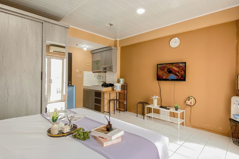 Big And Spacious Studio Apartment At Sky View