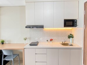Private kitchen - Modern Style Studio Apartment At Royal Sentul Park (Bogor)