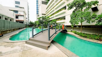 Una piscina al aire libre