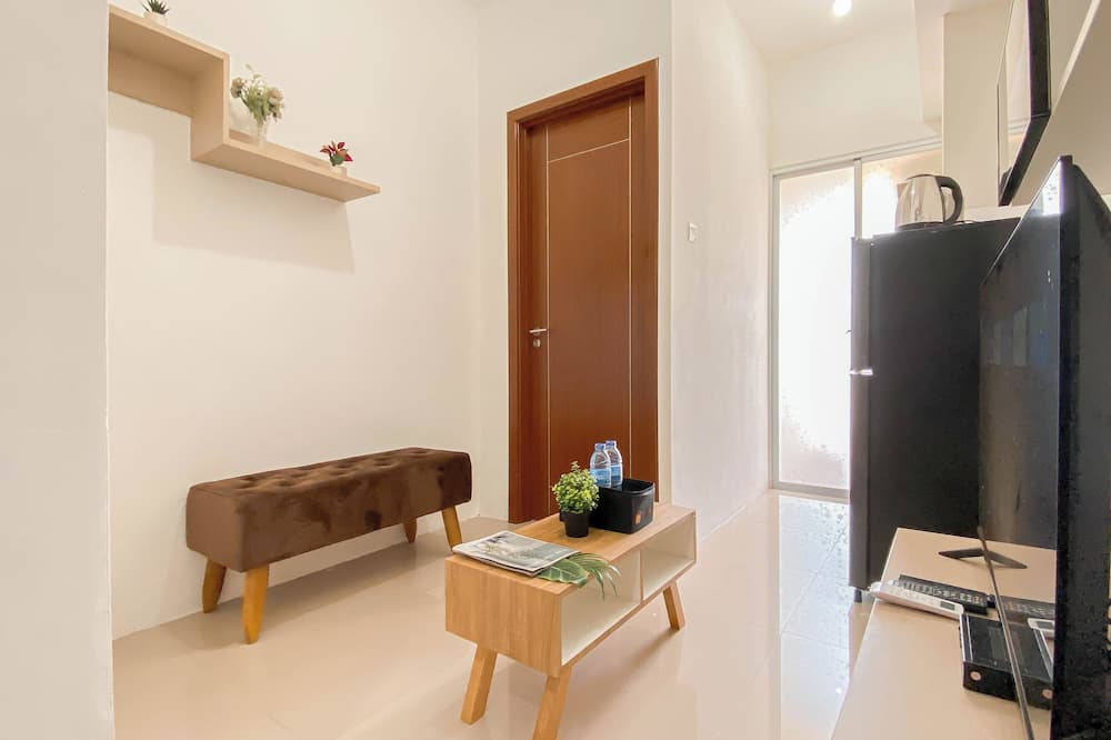 Basic 1Br Apartment At Vittoria Residence