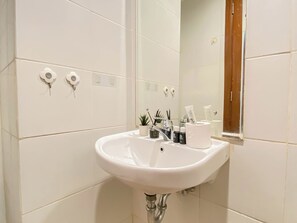 Standard Apartment | Bathroom - Basic 1Br Apartment At Vittoria Residence (Jakarta)