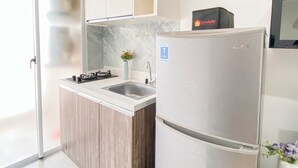 A modern kitchen with a built-in refrigerator, a sink, and a stove. - 1Br At Vittoria Residence Near Daan Mogot Mall (Jakarta)