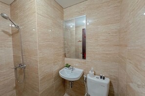 Standard Studio | Bathroom | Towels - Simple Studio At The Trans Icon Surabaya Apartment (Surabaya)