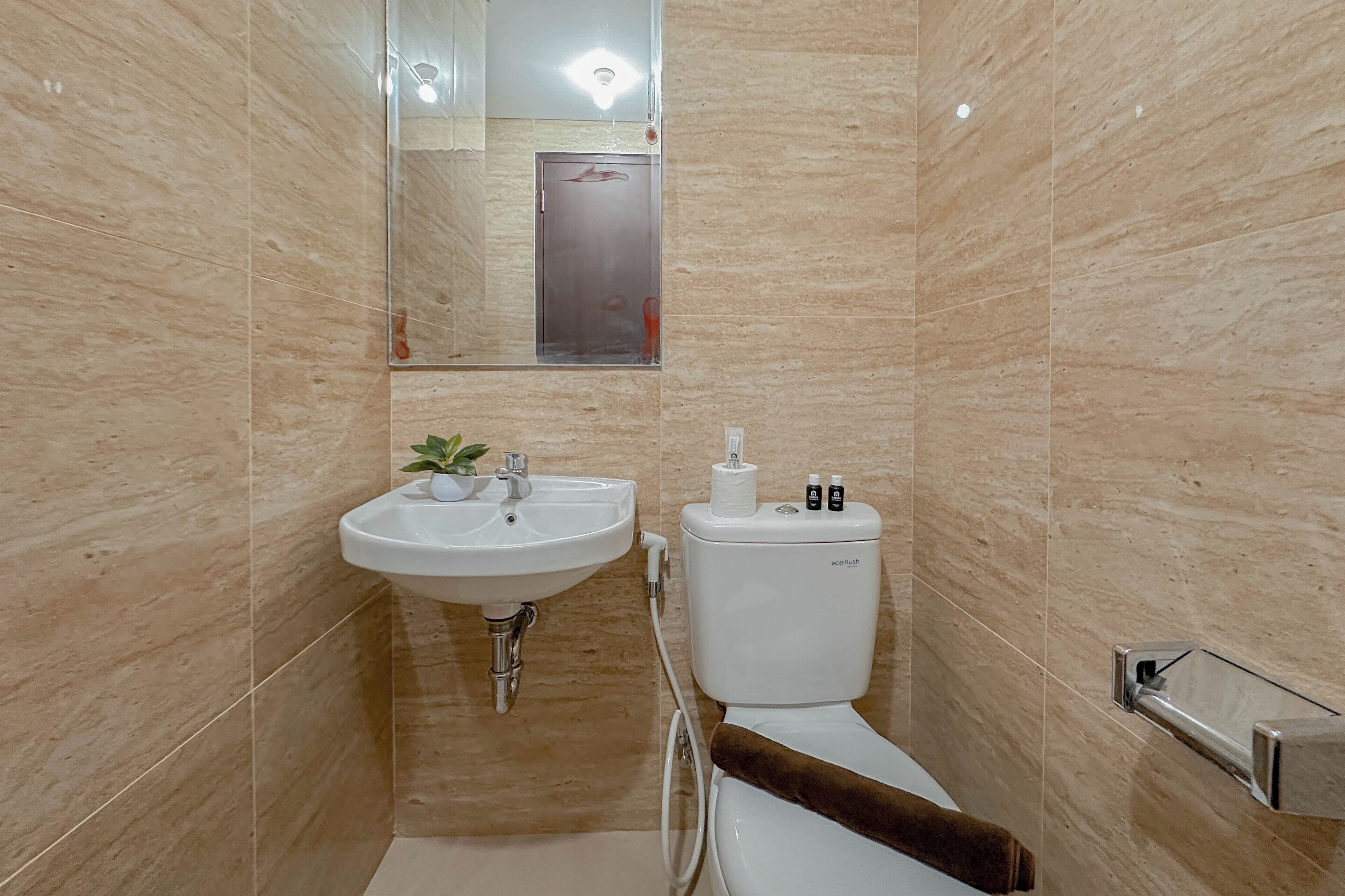 Ein Badezimmer mit Waschbecken, Toilette und Spiegel.