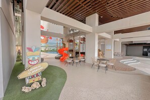 Zona de jocs infantil: coberta