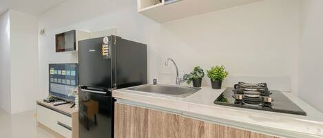 Standard Studio | Private kitchen | Fridge, stovetop, cookware/dishes/utensils
