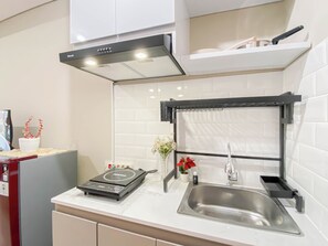 Private kitchen - Cozy And Best Place Studio Apartment Royal Sentul Park (Bogor)