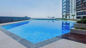 Una piscina en la azotea con vistas despejadas al perfil urbano.