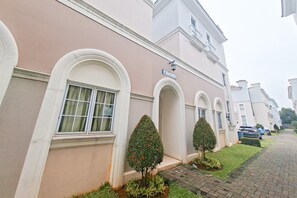 Exterior - Modern 4Br Apartment At Guest House Vanya Park (Pagedangan)