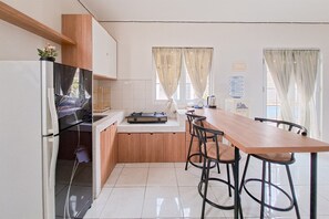 Standard Apartment - Modern 4Br Apartment At Guest House Vanya Park (Pagedangan)